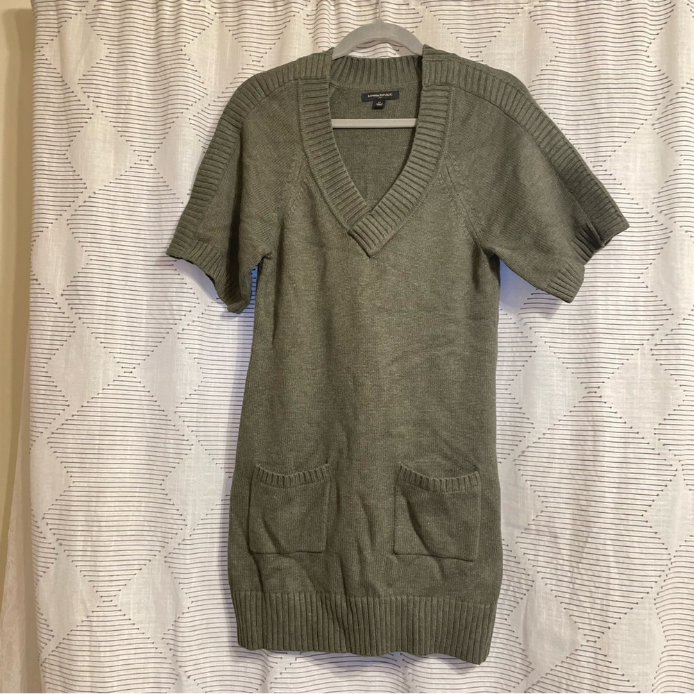Vintage Banana Republic Knit Dress
Olive Gray Pockets short sleeve's size XS